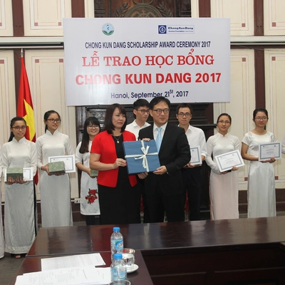 Chong Kun Dang Kochon Foundation Scholarship Award Ceremony for 10 brilliant students of Hanoi University of Pharmacy.