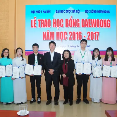 Lễ trao học bổng Daewoong cho 30 sinh viên xuất sắc của Trường Đại học Dược Hà Nội và Trường Đại học Y Hà Nội