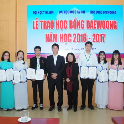Daewoong Scholarship Awarding Ceremony to 30 outstanding students of Ha Noi University of Pharmacy and the Ha Noi Medical University.