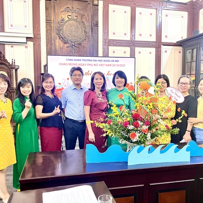 Các đoàn viên Khoa Dược lý - Dược lâm sàng tham gia Hội thi cắm hoa chào mừng ngày Phụ nữ Việt Nam 20-10